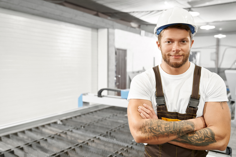 Comment choisir le bon professionnel pour réparer les rideaux métalliques ?