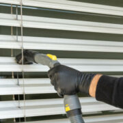 Comment nettoyer les rideaux métalliques
