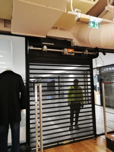 Installation de Rideaux Métalliques 93 : Une Solution Sûre et Durable
